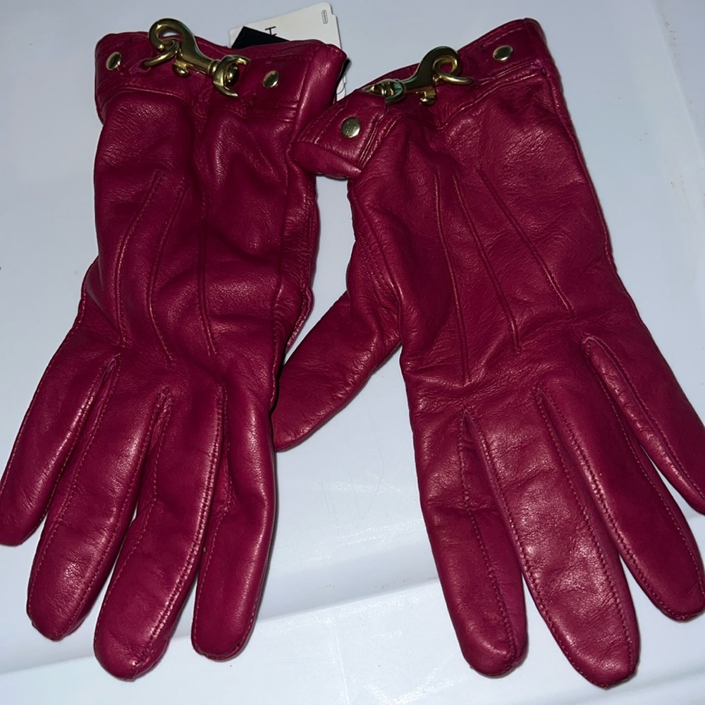 Coach magenta leather gloves with gold hardware NWT. Size 7.